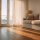 Lichte woonkamer met houten vloer en een groot raam