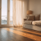 Lichte woonkamer met houten vloer en een groot raam
